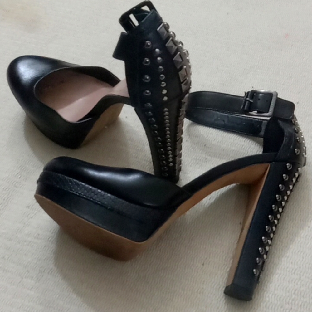 VINCE CAMUTO platform studded stiletto heel Sz 8 black w adjustable buckle strap